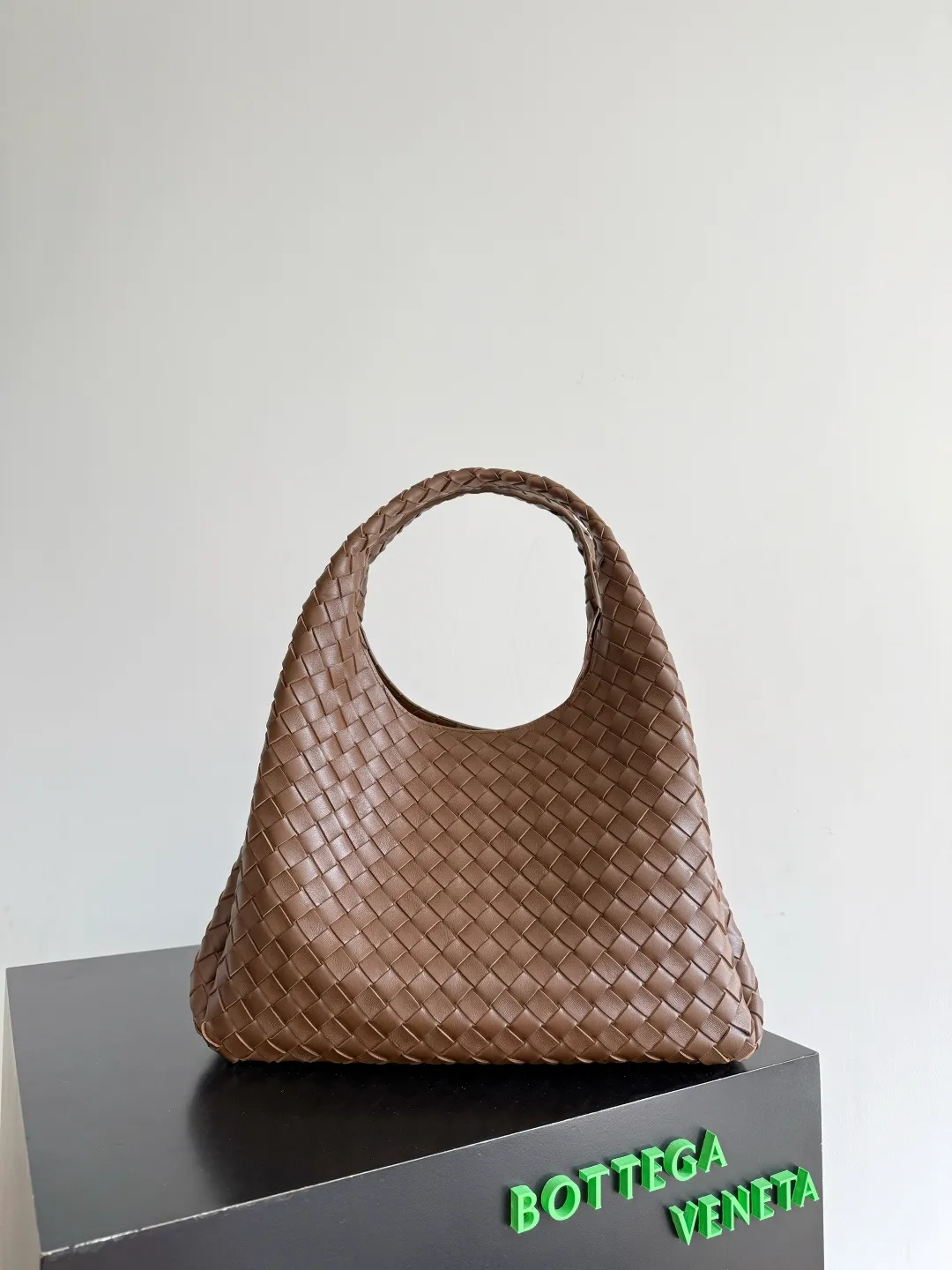Batch 2760 new products are coming! BOTTEGA VENETA Bottega Veneta's 2025 new Campana shoulder bag is on the market~ First of all, I would like to praise the weight of this bag. As a not too small bag, it is very light for daily use. For people like me who need to carry a lot of belongings when going out, this advantage is great, and it greatly reduces the burden of traveling. 🛍️The shape is a bit like a combination of parachute and jodie. The blunt triangle shape is cute and honest. Carrying it on your back when going shopping is a good mood accelerator. The handles and body of the bag are both classic weaves. A tie is added to the original open design. If it is not tied up, the bag will look like a small vegetable basket when carried. Style number: 844250 Size: 39*24*18.5cm
